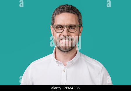 happy man look dans des lunettes isolées sur fond bleu. homme mûr regarde en lunettes en studio. Banque D'Images