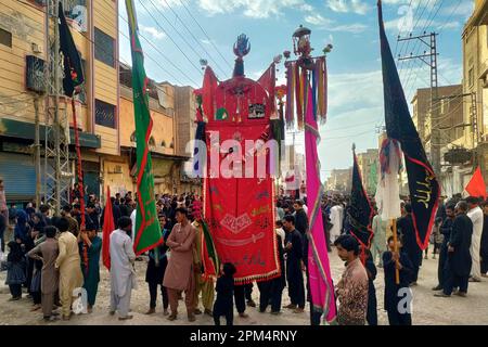 Les musulmans chiites pleurent la procession à propos de Youm-e-Ali (A.S), le jour du martyre 21st Ramadan-ul-Moubarak, à Soukkur, mardi, 11 avril 2023. Banque D'Images