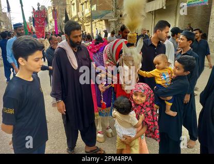 Les musulmans chiites pleurent la procession à propos de Youm-e-Ali (A.S), le jour du martyre 21st Ramadan-ul-Moubarak, à Soukkur, mardi, 11 avril 2023. Banque D'Images