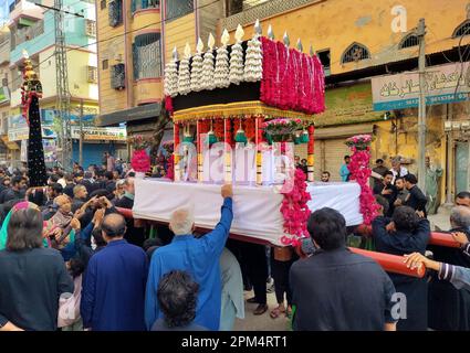 Les musulmans chiites pleurent la procession à propos de Youm-e-Ali (A.S), le jour du martyre 21st Ramadan-ul-Moubarak, à Soukkur, mardi, 11 avril 2023. Banque D'Images