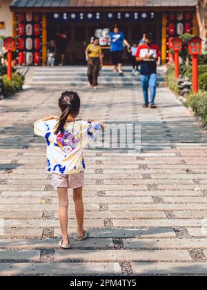 KANCHANABURI -THAÏLANDE, AVRIL 1 ,2023 : touristes non identifiés viennent visiter et prendre des photos avec restaurant et café avec un beau jardin décoré Banque D'Images