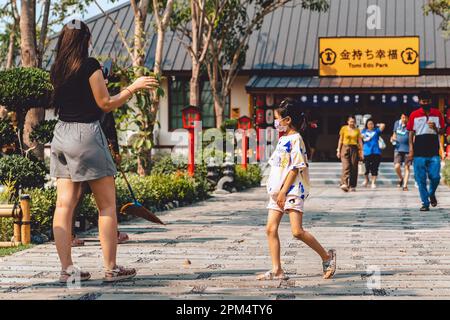 KANCHANABURI -THAÏLANDE, AVRIL 1 ,2023 : touristes non identifiés viennent visiter et prendre des photos avec restaurant et café avec un beau jardin décoré Banque D'Images