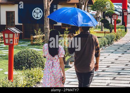 KANCHANABURI -THAÏLANDE, AVRIL 1 ,2023 : touristes non identifiés viennent visiter et prendre des photos avec restaurant et café avec un beau jardin décoré Banque D'Images