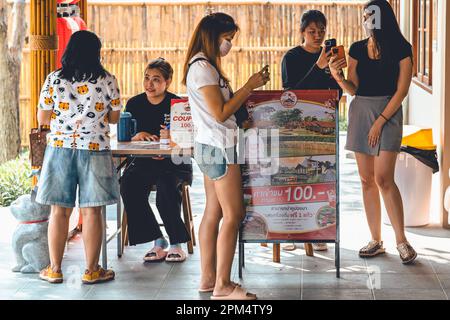 KANCHANABURI -THAÏLANDE, AVRIL 1 ,2023 : touristes non identifiés viennent visiter et prendre des photos avec restaurant et café avec un beau jardin décoré Banque D'Images