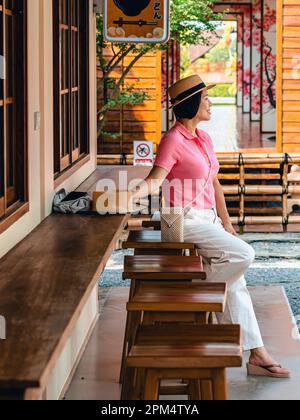 KANCHANABURI -THAÏLANDE, AVRIL 1 ,2023 : touristes non identifiés viennent visiter et prendre des photos avec restaurant et café avec un beau jardin décoré Banque D'Images