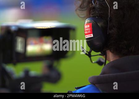 Homme de la BBC travaillant au stade de Cardiff City. - Pays de Galles / Irlande du Nord Banque D'Images