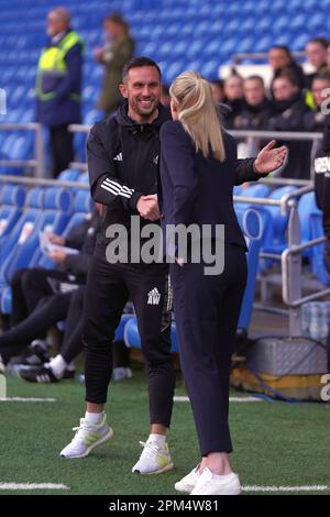 Gemma Grainger serre les mains avec Andy Waterworth avant le pays de Galles 4 v 1 Irlande du Nord. Stade de Cardiff, 6th avril 2023 Banque D'Images