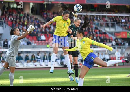 Nuremberg. 11th avril 2023. v.RE:KATHELLEN (BRA), Lea SCHUELLER (GER), RAFAELLE (BRA), Goal Woman Leticia IZIDORO LIMA DA SILVA, action, duels soccer Laenderspiel Women Allemagne (GER) - Brésil (BRA) on 11 avril 2023, Max Morlock Stadium à Nuremberg. ? Credit: dpa/Alay Live News Banque D'Images