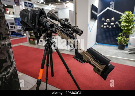 Brno, Tchéquie - 08 octobre 2021: Carabine moderne montée sur un grand trépied avec optiques de sniper, fabriqué par Sightmark au sommet des armes Banque D'Images