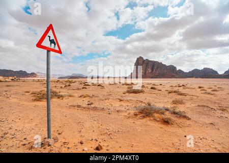 Paysage désertique à Wadi Rum, triangle rouge avertissement Camels signe près de la route Banque D'Images