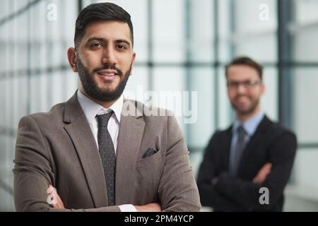 Des collègues souriant et posant pour la caméra avant une réunion de travail. Banque D'Images