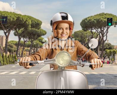 Jeune femme avec un casque à cheval à Rome, Italie Banque D'Images