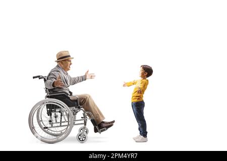 Homme âgé assis dans un fauteuil roulant et attendant d'embrasser son petit-fils isolé sur fond blanc Banque D'Images