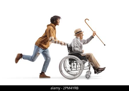 Un gars afro-américain poussant un senior dans un fauteuil roulant isolé sur fond blanc Banque D'Images
