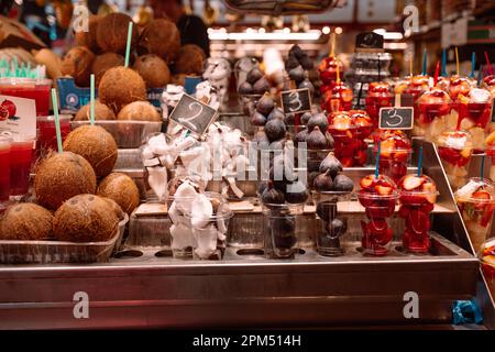 Fruits frais coupés pelés mélange de fruits de différentes sortes dans des récipients avec des fourchettes sur un marché, alimentation saine alimentation nutritive de rue, haute vitamine Banque D'Images