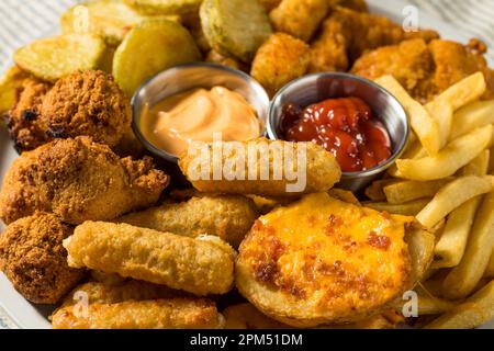 Plat de hors-d'œuvre frits avec tots de frites Mozzarella Sticks et poulet Banque D'Images