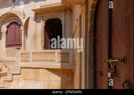 fort de Jaisalmer, Rajasthan, Inde - 15.10.2019 : balcon en grès, jharokha, fenêtre en pierre et extérieur de Rani Mahal ou Rani Ka Mahal, Banque D'Images