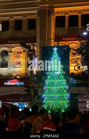 Kolkata, Bengale-Occidental, Inde - 26.12.2018 : arbre de Noël décoré, lumières et célébration de Noël dans la rue illuminée du Parc avec joie. Banque D'Images