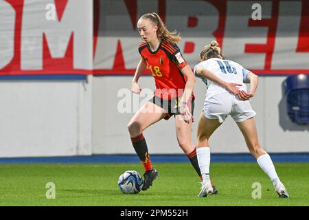 Louvain, Belgique. 11th avril 2023. Lisa Petry, de Belgique, et Kaja Erzen, de Slovénie, ont photographié en action lors d'un match de football amical entre l'équipe nationale féminine belge les flammes rouges et la Slovénie, le mardi 11 avril 2023 à Louvain. BELGA PHOTO DAVID CATRY crédit: Belga News Agency/Alay Live News Banque D'Images