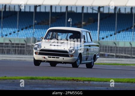 Niall McFadden, Ford Lotus Cortina, une heure de course pour une grille combinant le défi de voiture de tourisme historique, HTCC, le Trophée Tony dron pour le tourisme Banque D'Images