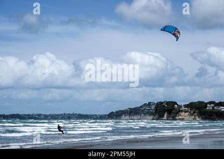 Kite surf à Orewa Beach, île du Nord, Nouvelle-Zélande Banque D'Images