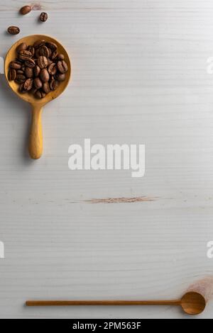 Grains de café dans une cuillère en bois. Ci-dessus. Banque D'Images
