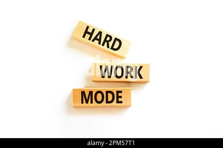 Symbole du mode travail dur. Mots-clés mode de travail dur sur bloc de bois sur un beau tableau blanc fond blanc. Concept de mode Business et Hard Work. Banque D'Images