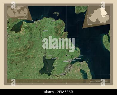 Antrim, région de l'Irlande du Nord. Carte satellite haute résolution. Lieux et noms des principales villes de la région. Cartes d'emplacement auxiliaire d'angle Banque D'Images