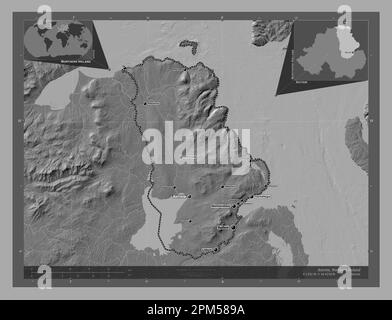 Antrim, région de l'Irlande du Nord. Carte d'altitude à deux niveaux avec lacs et rivières. Lieux et noms des principales villes de la région. Angle auxiliaire l Banque D'Images