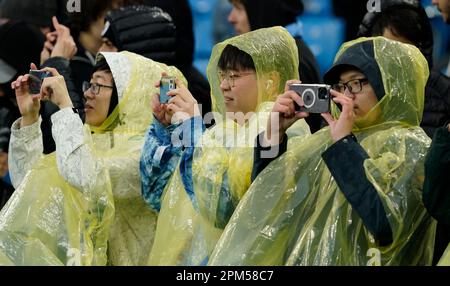 Manchester, Royaume-Uni. 11th avril 2023. Les fans de pluie prennent des photos avec leur téléphone lors du match de l'UEFA Champions League au Etihad Stadium de Manchester. Le crédit photo devrait se lire: Andrew Yates/Sportimage crédit: Sportimage/Alay Live News Banque D'Images