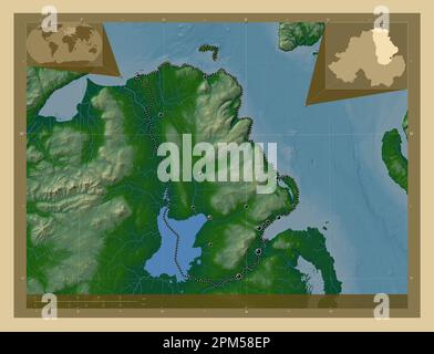 Antrim, région de l'Irlande du Nord. Carte d'altitude en couleur avec lacs et rivières. Lieux des principales villes de la région. Emplacement auxiliaire d'angle ma Banque D'Images