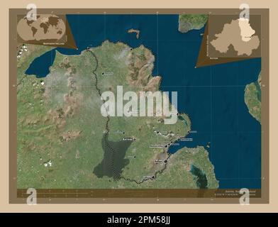 Antrim, région de l'Irlande du Nord. Carte satellite basse résolution. Lieux et noms des principales villes de la région. Cartes d'emplacement auxiliaire d'angle Banque D'Images