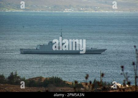 Glengarriff, West Cork, Irlande. Mardi 11 avril 2023, Glengarriff, West Cork, Irlande; le navire de guerre de l'OTAN Aquitaine a pris refuge dans le port de Glengarriff ce soir. Le navire immatriculé français a pris l'abri des prévisions de vents forts, et est à l'ancre dans la baie de Bantry après l'observation récente de navires russes au large de la côte de Cork. Credit ; ED/Alay Live News Banque D'Images