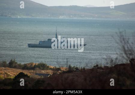 Glengarriff, West Cork, Irlande. Mardi 11 avril 2023, Glengarriff, West Cork, Irlande; le navire de guerre de l'OTAN Aquitaine a pris refuge dans le port de Glengarriff ce soir. Le navire immatriculé français a pris l'abri des prévisions de vents forts, et est à l'ancre dans la baie de Bantry après l'observation récente de navires russes au large de la côte de Cork. Credit ; ED/Alay Live News Banque D'Images