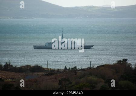 Glengarriff, West Cork, Irlande. Mardi 11 avril 2023, Glengarriff, West Cork, Irlande; le navire de guerre de l'OTAN Aquitaine a pris refuge dans le port de Glengarriff ce soir. Le navire immatriculé français a pris l'abri des prévisions de vents forts, et est à l'ancre dans la baie de Bantry après l'observation récente de navires russes au large de la côte de Cork. Credit ; ED/Alay Live News Banque D'Images