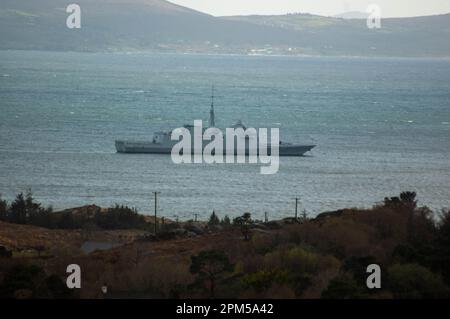 Glengarriff, West Cork, Irlande. Mardi 11 avril 2023, Glengarriff, West Cork, Irlande; le navire de guerre de l'OTAN Aquitaine a pris refuge dans le port de Glengarriff ce soir. Le navire immatriculé français a pris l'abri des prévisions de vents forts, et est à l'ancre dans la baie de Bantry après l'observation récente de navires russes au large de la côte de Cork. Credit ; ED/Alay Live News Banque D'Images