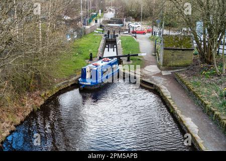 Navette Marsden à l'écluse de Marsden sur le canal étroit de Huddersfield à Marsden, West Yorkshire, Angleterre, Royaume-Uni Banque D'Images