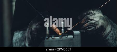 Vue du soudeur en action dans un atelier, France Banque D'Images