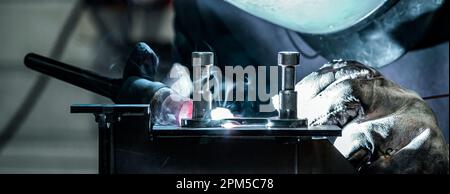 Soudeur en action dans un atelier, France Banque D'Images