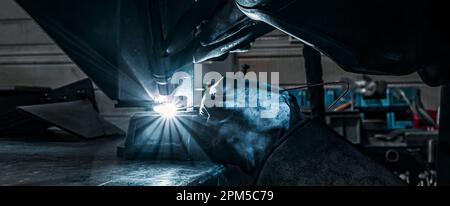Un soudeur en action dans un atelier, France Banque D'Images
