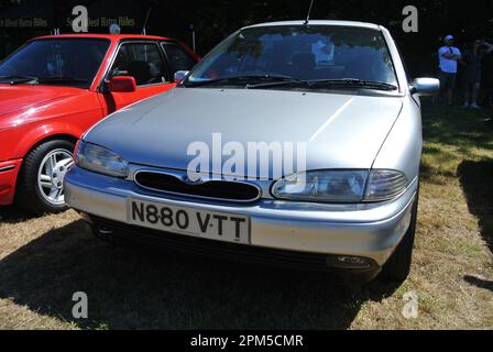 Un Ford Mondeo 1996 a été exposé lors du rassemblement de véhicules historiques de 47th, Powderham, Devon, Angleterre, Royaume-Uni. Banque D'Images