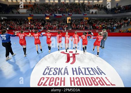 Brno, République tchèque. 11th avril 2023. L'équipe tchèque se fête après avoir remporté le match de fin de partie pour l'avance au championnat du monde de handball féminin République tchèque contre Suisse à Brno, République tchèque, 11 avril 2023. Crédit: Vaclav Salek/CTK photo/Alay Live News Banque D'Images