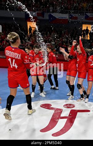 Brno, République tchèque. 11th avril 2023. L'équipe tchèque se fête après avoir remporté le match de fin de partie pour l'avance au championnat du monde de handball féminin République tchèque contre Suisse à Brno, République tchèque, 11 avril 2023. Crédit: Vaclav Salek/CTK photo/Alay Live News Banque D'Images