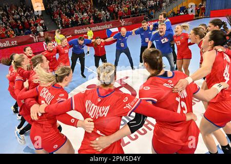 Brno, République tchèque. 11th avril 2023. L'équipe tchèque se fête après avoir remporté le match de fin de partie pour l'avance au championnat du monde de handball féminin République tchèque contre Suisse à Brno, République tchèque, 11 avril 2023. Crédit: Vaclav Salek/CTK photo/Alay Live News Banque D'Images