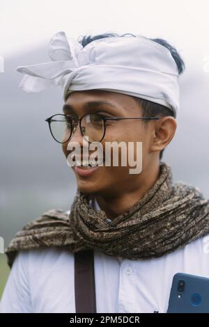 Adolescent balinais en robe nationale traditionnelle. Banque D'Images