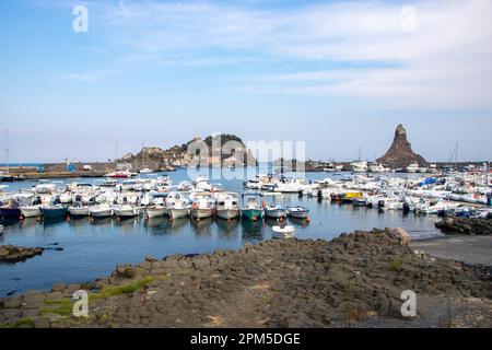 Le village d'ACI Trezza sur cyclops riviera Banque D'Images