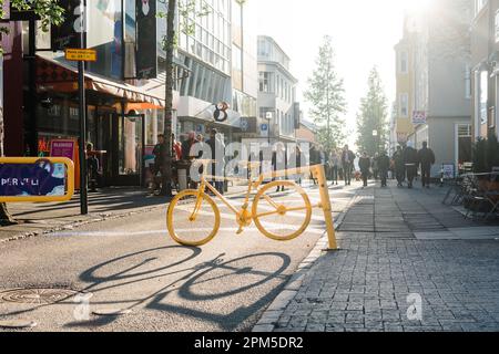 Soleil de minuit dans les rues d'Islande Banque D'Images