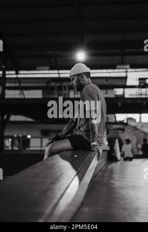 Patineur jeune homme élégant dans le parc de skate. Banque D'Images