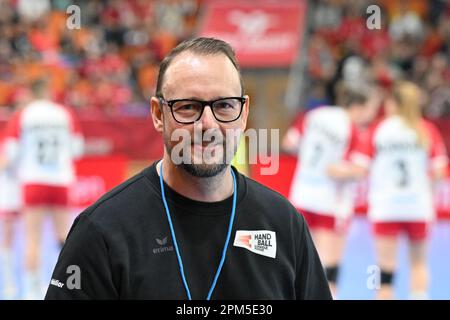 Brno, République tchèque. 11th avril 2023. L'entraîneur suisse Martin Fruelund Albertsen pendant le match de fin de match pour l'avance au championnat du monde de handball féminin République tchèque contre la Suisse à Brno, République tchèque, 11 avril 2023. Crédit: Vaclav Salek/CTK photo/Alay Live News Banque D'Images