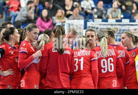 Brno, République tchèque. 11th avril 2023. L'entraîneur tchèque Bent Dahl pendant le match de fin de match pour l'avance au championnat du monde de handball féminin République tchèque contre la Suisse à Brno, République tchèque, 11 avril 2023. Crédit: Vaclav Salek/CTK photo/Alay Live News Banque D'Images